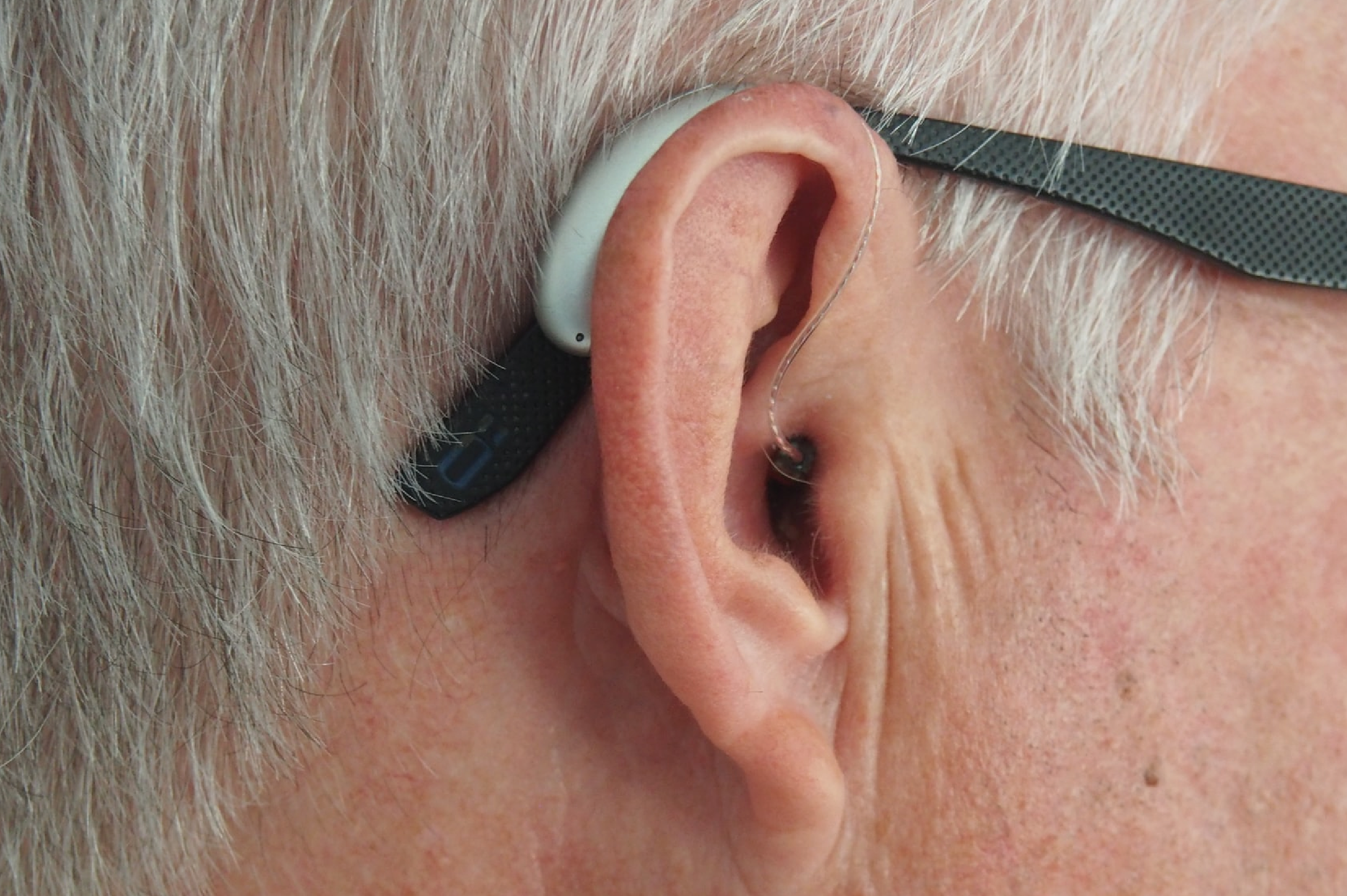 The difference between hearing aids and hearing amplifiers